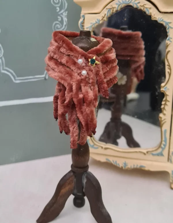 Dollhouse brown stole, 1/12 scale - Imagen 3