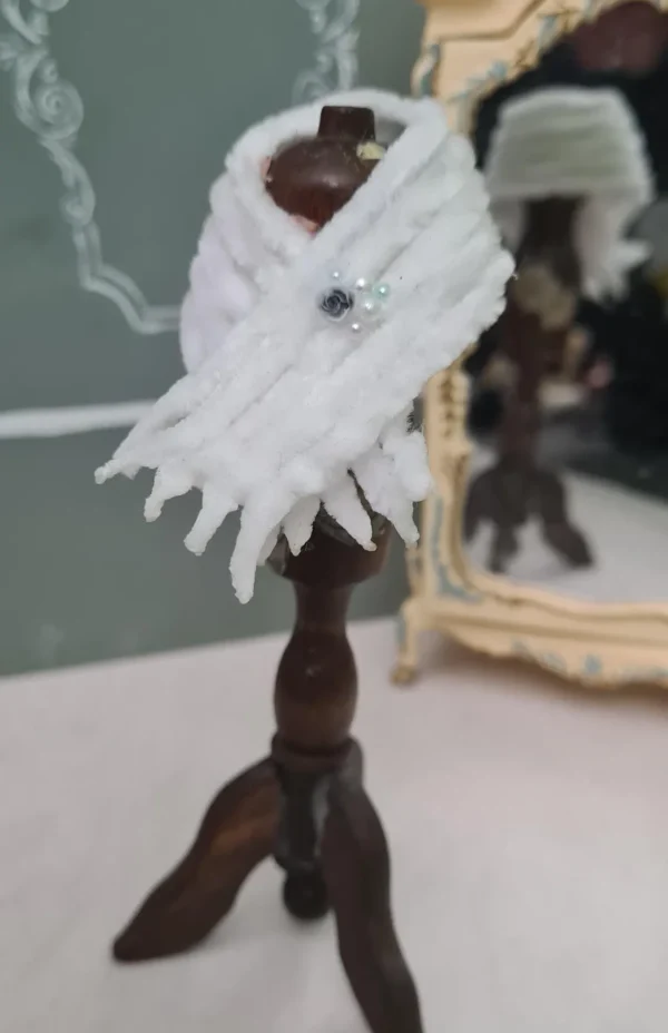 Dollhouse white stole, 1/12 scale - Imagen 3