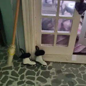 Alternative view of Ice skates for dollhouses, 1/12 scale