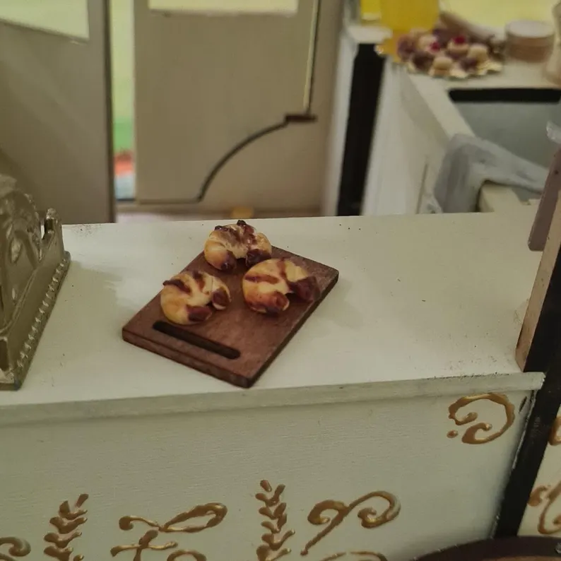 Handmade Miniature Chocolate Croissants Set – Dollhouse Food 1:12 Scale – Realistic Bakery Display - Imagen 3