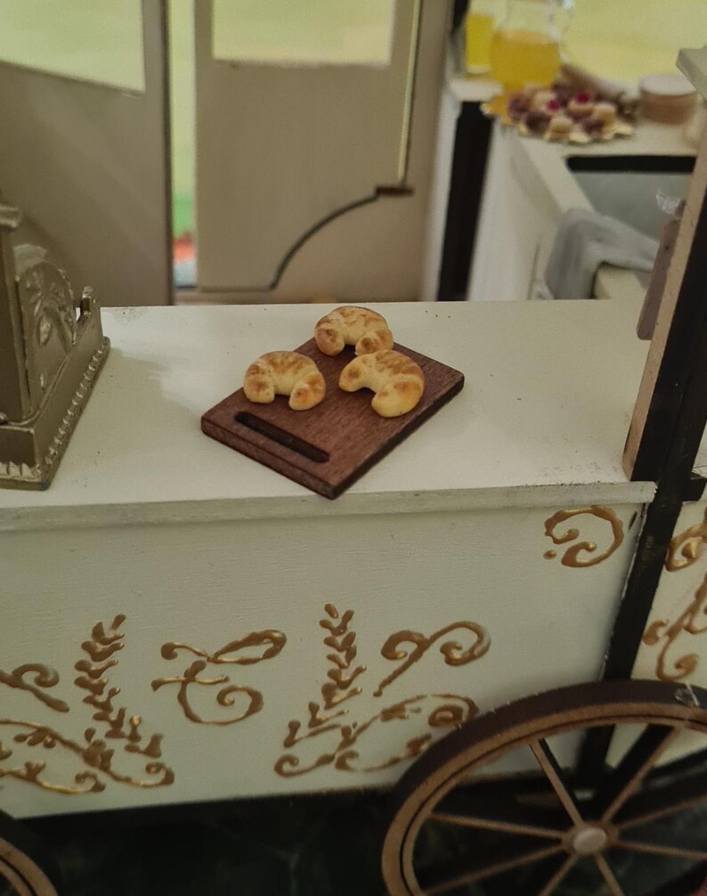 Handmade Miniature Croissants Set – Dollhouse Food 1:12 Scale – Realistic Bakery Display - Imagen 3