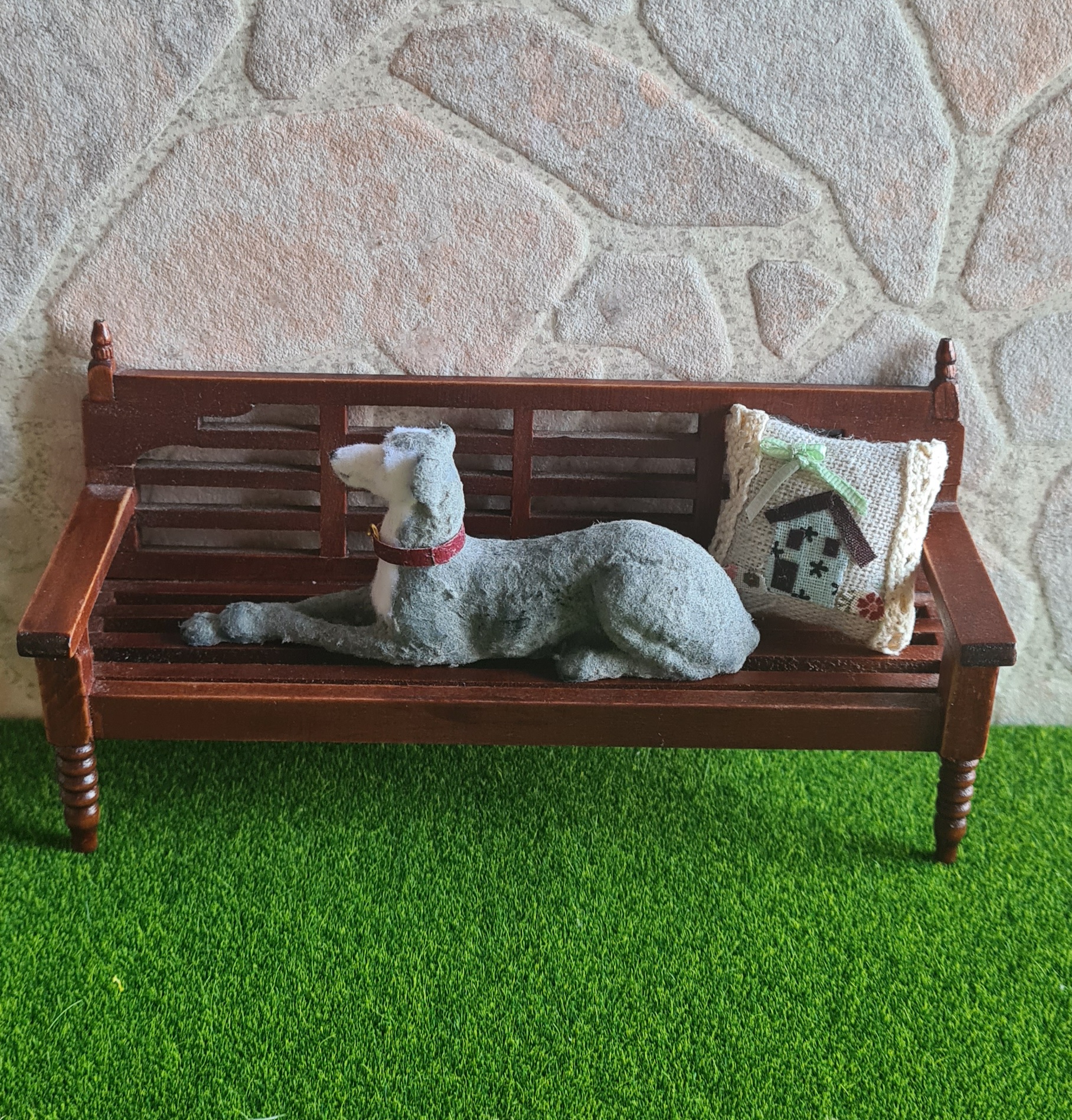 Dollhouse Greyhound dog, 1/12 scale - Imagen 3