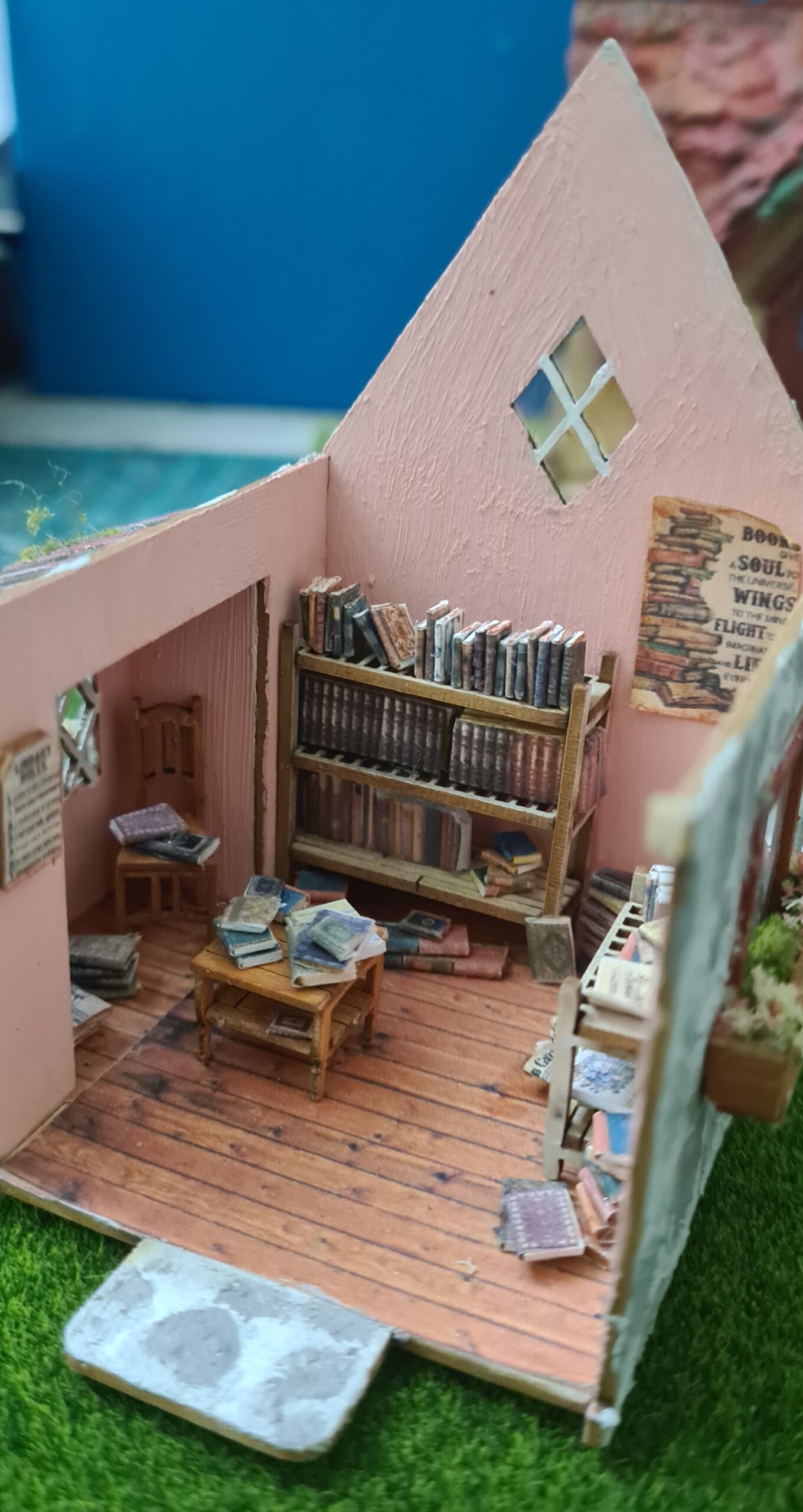 Dollhouse Miniature Cottage Library, 1/48 scale - Imagen 3